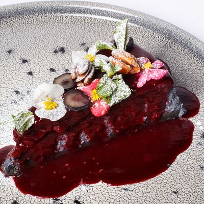 Угольный чизкейк со свежими ягодами в Уголь по цене 430 ₽