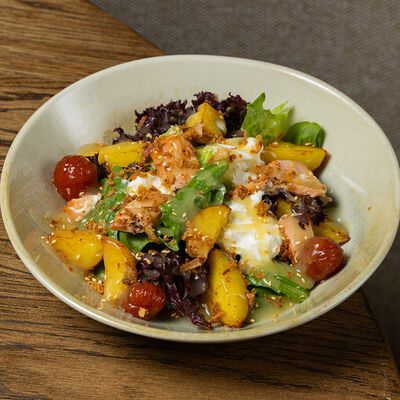 Тёплый салат с лососем в БарТо по цене 1023 ₽