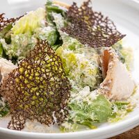 Цезарь с цыпленком из нашей коптильни, соусом из копченого сулугуни и солодовыми чипсами в Муссон