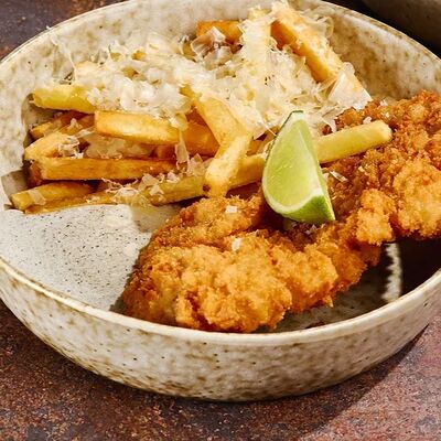 Куриный шницель с картофелем фри, перечным соусом и лаймом в Гастробар DOM по цене 500