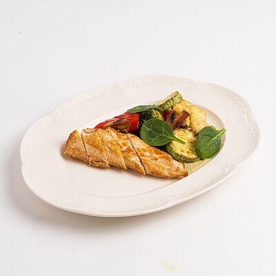 Куриная грудка с кремом из брокколи и жареными овощами в Британские Пекарни по цене 530 ₽