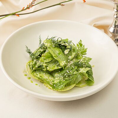 Зелёный салат с гуакамоле в УГОДНИКИ по цене 637 ₽