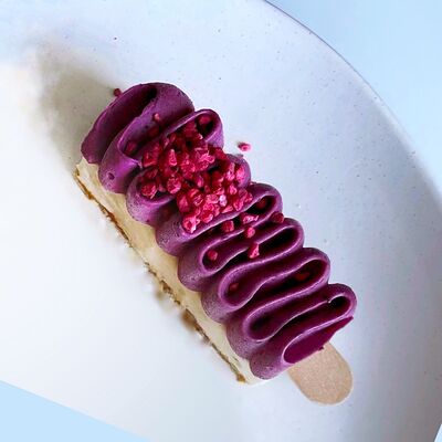 Чизкейк дроблю и черная смородина в Премиум десерты по цене 500 ₽