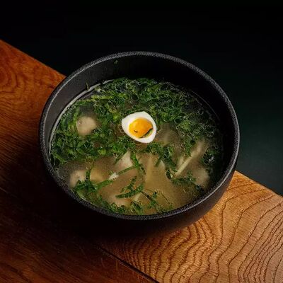 Куриный бульон с фрикадельками и перепелиным яйцом в Ватерлоо по цене 420 ₽