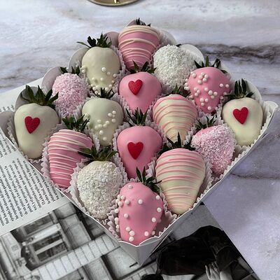 Клубника в шоколаде розовая мечта в Любовь есть по цене 3200 ₽