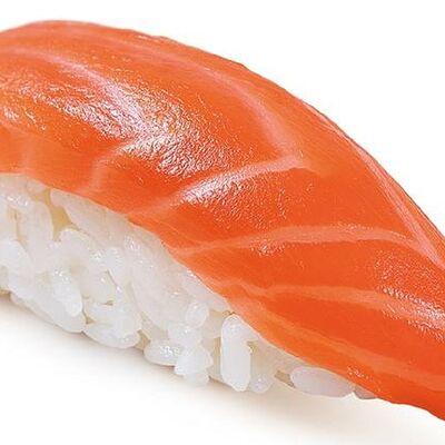 Суши с копченым лососем в King WokRoll по цене 120 ₽