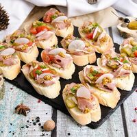 Брускетта с бужениной в All Canape