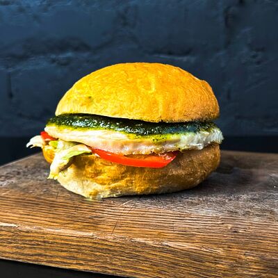 Бургер Tacchino Al Pesto в ЖаРим в КайФ по цене 520 ₽