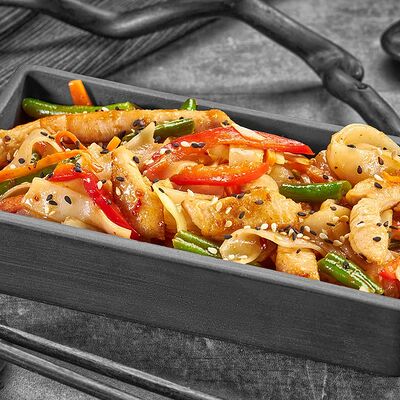 Рисовая лапша с курицей по тайски в Суши Мастер по цене 289 ₽