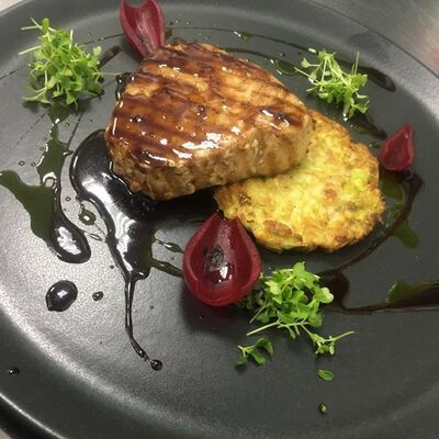 Стейк тунца с кабачковым драником на гриле в кисло-сладком соусе в Столица по цене 1350 ₽