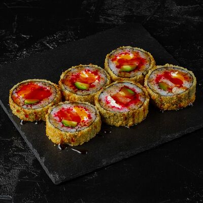 Ролл темпура с лососем, икрой тобико и сливочным сыром в Sushi House по цене 690 ₽