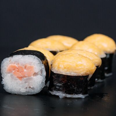 Ролл лососик хот в Royal fish по цене 250 ₽