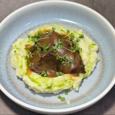 Щечки говяжьи с соусом из портвейна и картофельным пюре в Семейное кафе Дача по цене 1115 ₽