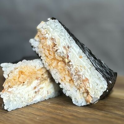 Онигири с лососем терияки в ГансРолл по цене 365 ₽