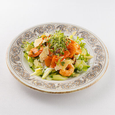 Салат с креветками, маринованным лососем и йогуртно-медовой заправкой в La Scala Trattoria Ignazio по цене 38 р.