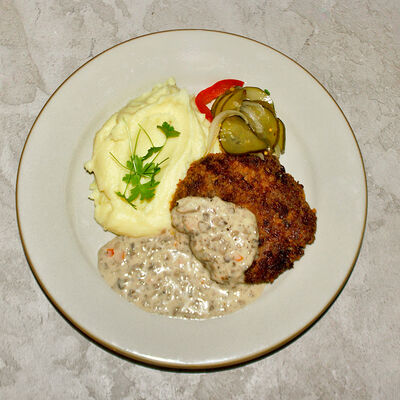 Бифштекс с пюре, грибным бешамель и маринованными огурчиками в Лали Бистро по цене 750 ₽