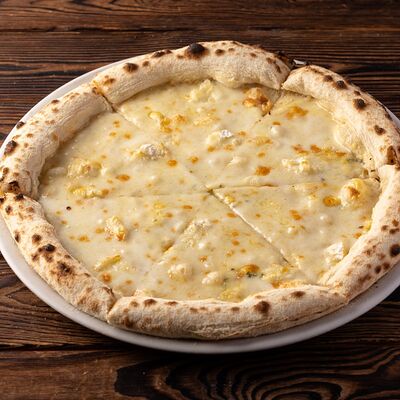 Пицца Четыре сыра в Luciano по цене 1090 ₽