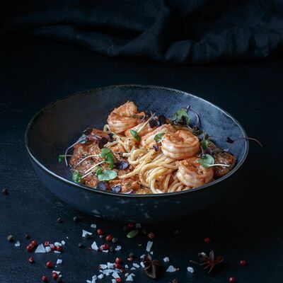 Паста с креветками в томатном соусе в Изи Паб по цене 695 ₽