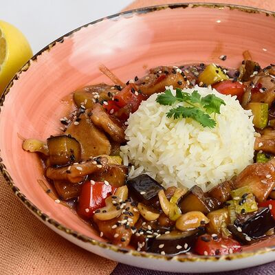 Куриное филе с овощами и орешками кешью в азиатском стиле в Самое популярное кафе по цене 390