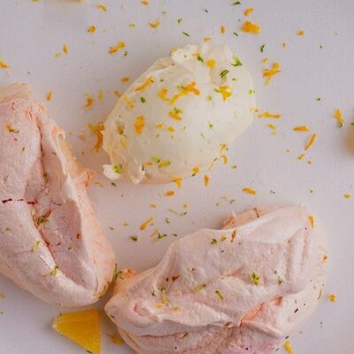 Меренга с ганашом из белого шоколада и сыром рикоттав Марсала по цене 450 ₽