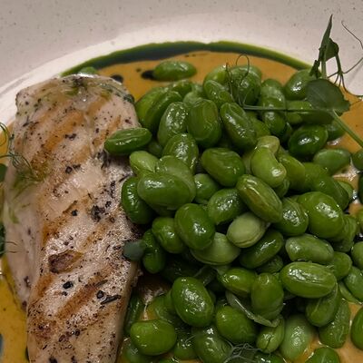 Куриная грудка с эдамамэ с соусом карри в Старый город по цене 500