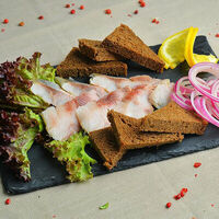 Сельдь с мини-картофелем и красным лучком в Кафе Biscuit