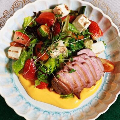 Салат с уткой, сыром халлуми и пюре из батата в Гоголь по цене 770 ₽