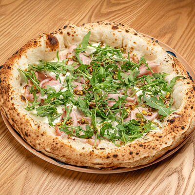 Пицца с мортаделлой и фисташками в Olio по цене 990 ₽