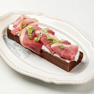 Бутерброд с копченой уткой на бородинском хлебе с кремом из рикотты в Кафе Калачи по цене 480 ₽