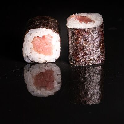 Хосомаки с тунцом в Sushiland по цене 349 ₽
