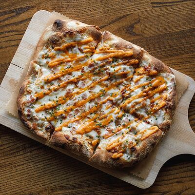 Большая пинца Панчетта-горгонзола в Pasta Salsa Osteria по цене 1100 ₽