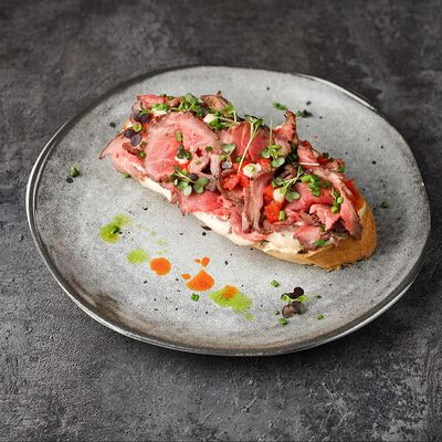 Брускетта ростбиф с печеным перцемв Эндорфин по цене 680 ₽