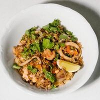 Жареный рис с креветками и кальмаром в азиатском стиле в Эклерная