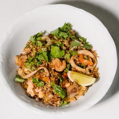 Жареный рис с креветками и кальмаром в азиатском стиле в Эклерная по цене 770 ₽