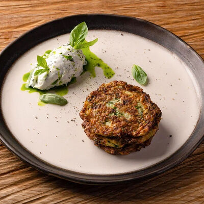 Оладьи из цукини с дзадзики в Горыныч по цене 730 ₽