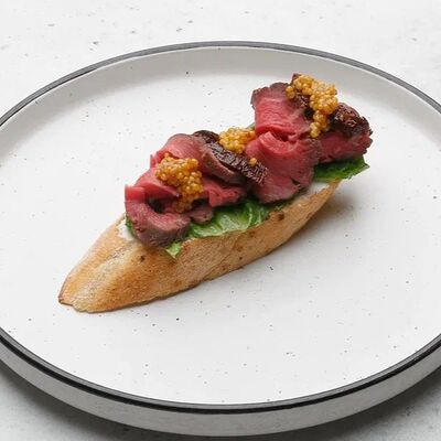 Брускетта с ростбифомв Амстердам по цене 275 ₽