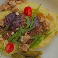 Пюре с томленой говядиной и грибочками в Camon Cafe
