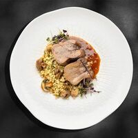 Язык с грибным птитимом и перечным соусом в CLAVIS