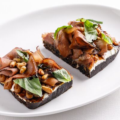 Брускетта с рикоттой и копченой уткойв Harvest по цене 950 ₽