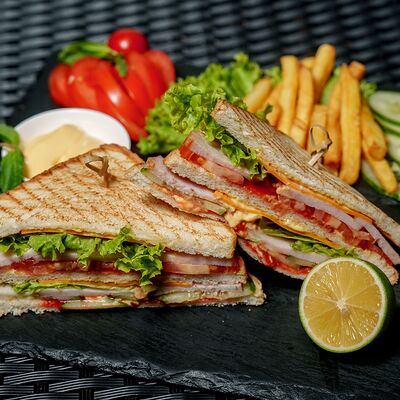 Клаб-сэндвич с курицей в Шаурмэн по цене 510 ₽