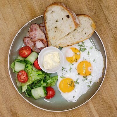 Глазунья Фермерская с бекономв 30 см по цене 590 ₽