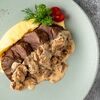 Говяжьи щечки с картофельным пюре и перечным соусом в Егерь по цене 1670