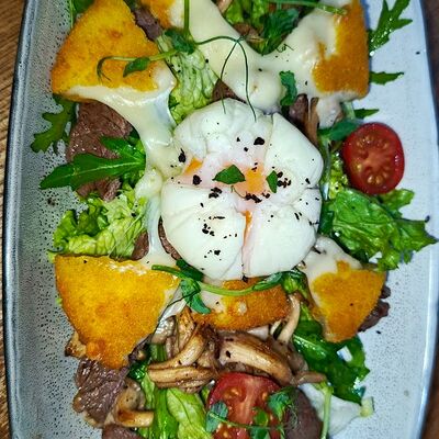 Тёплый салат с телятиной и яйцом пашот в Taka Bar & Grill по цене 950 ₽