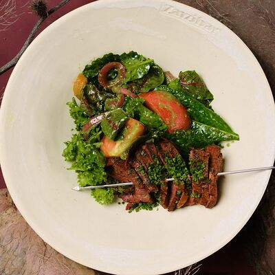 Салат с пастрами гриль и соусом чимичурри в Zanzibar по цене 980 ₽