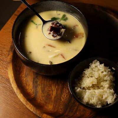 Том-кха с курицей в Tom-Yam по цене 690 ₽