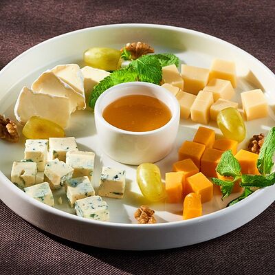 Сырная Тарелка с медом и орехами в База по цене 1850 ₽