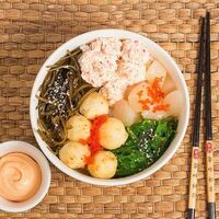 Поке с морским гребешком, сурими и сырными шариками в Луиджи & Тосё