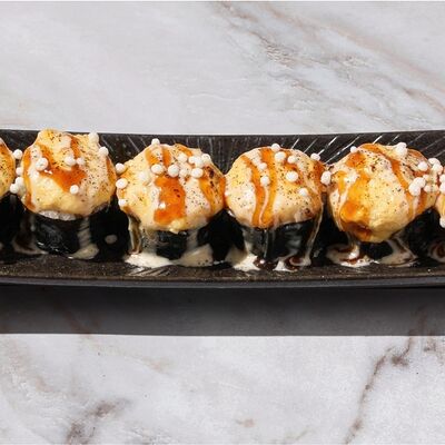 Запеченный ролл с курицей в Hiro izakaya по цене 565 ₽