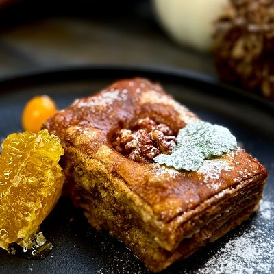 Пахлава с корицей и медовой сотой в Парус по цене 650 ₽