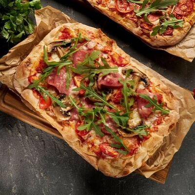 Пицца с ветчиной и грибами в Инжир по цене 700 ₽